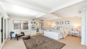 4 bedrooms, iron/ironing board, Internet, bed sheets