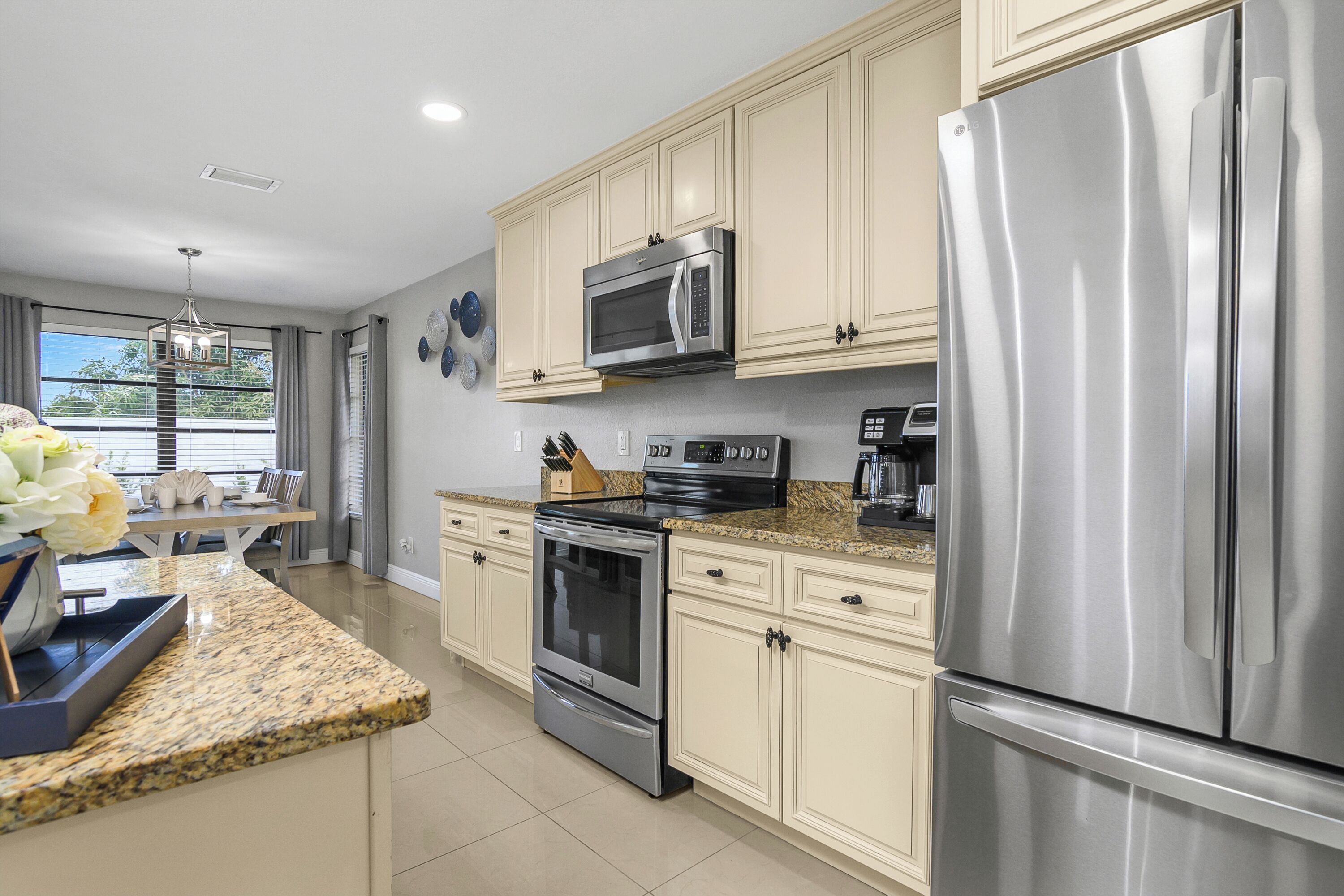 Mikrowelle, Ofen, Herdplatte, Geschirrspüler