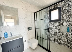 Shower, jetted bath, hair dryer, towels