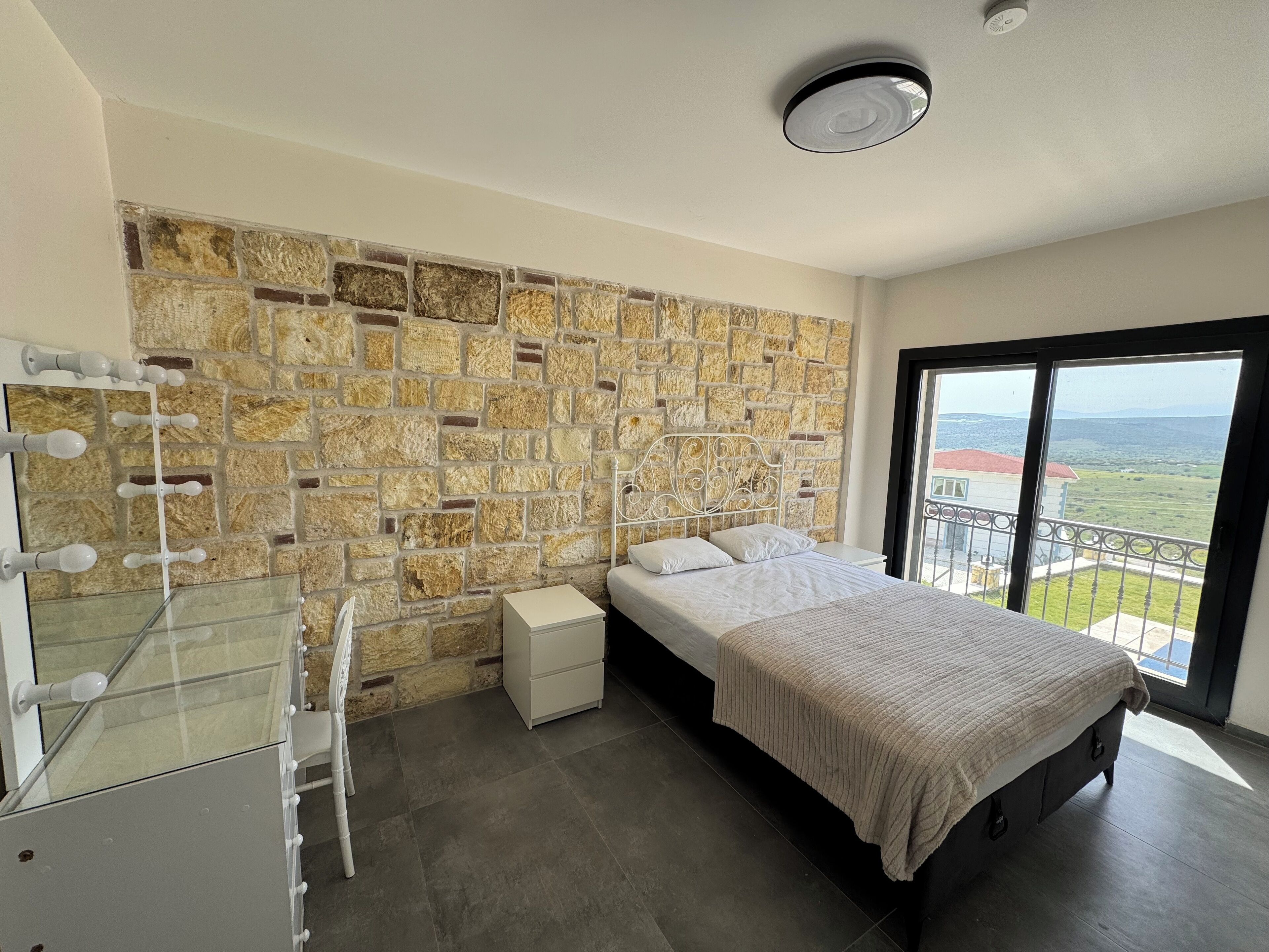 6 bedrooms, iron/ironing board, WiFi, bed sheets