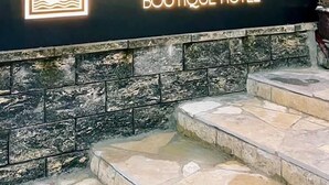 Señal del Hotel Boutique Grand Jnk, con logotipo de cisne.