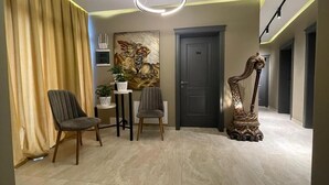 Un interior moderno con zona de comedor, una puerta con la etiqueta '104' y un column ornamental.