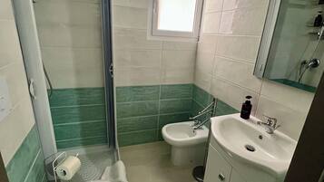 Dusche, Haartrockner, Bidet, Handtücher