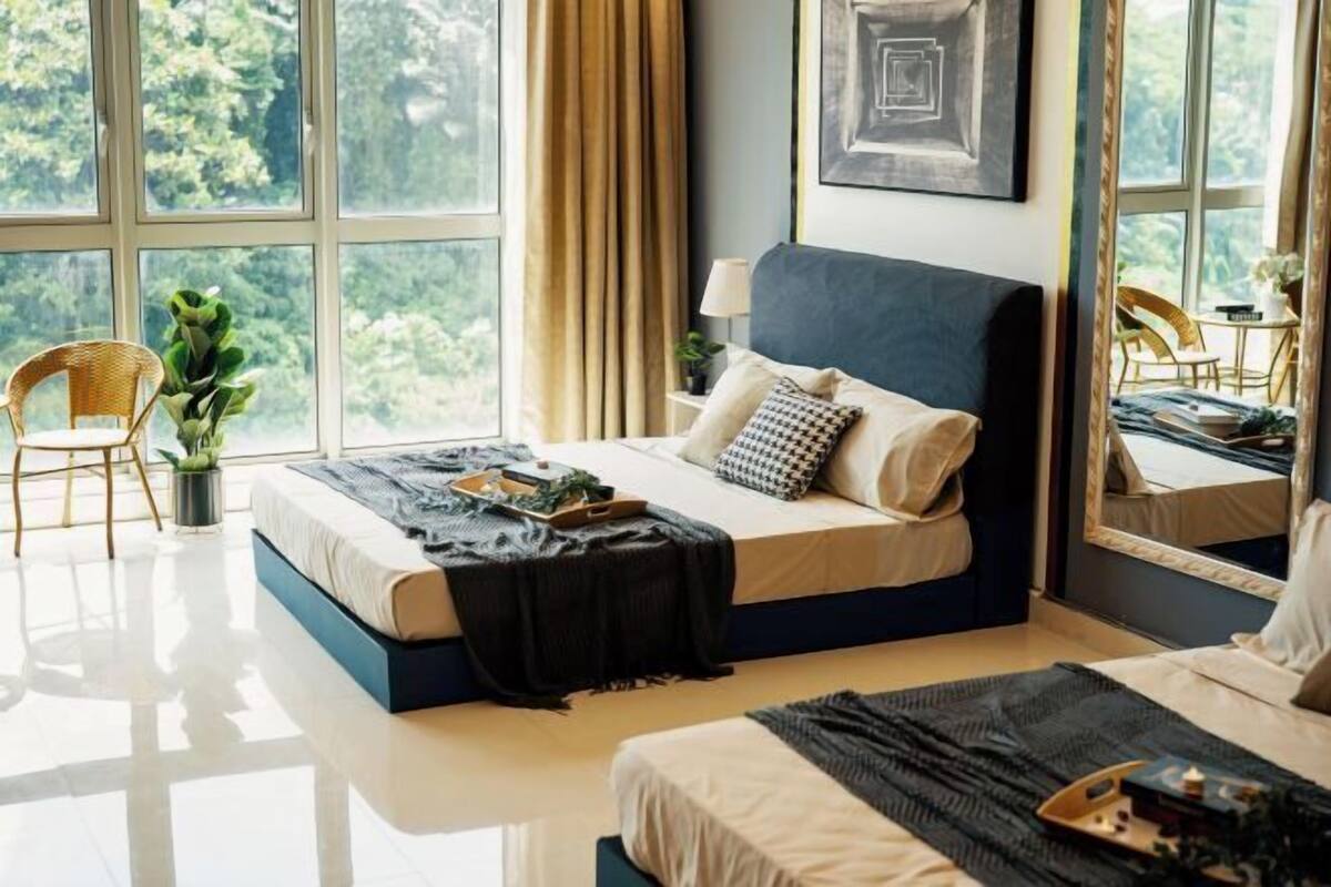 Ein Schlafzimmer mit Bett, Stuhl, Fenster und Spiegel.