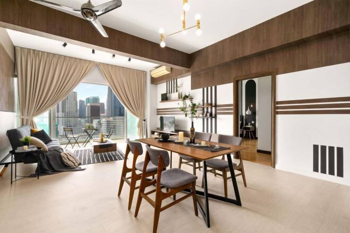Ein modernes Wohnzimmer mit Essbereich, großen Fenstern, Deckenventilator und Blick auf die Stadt.