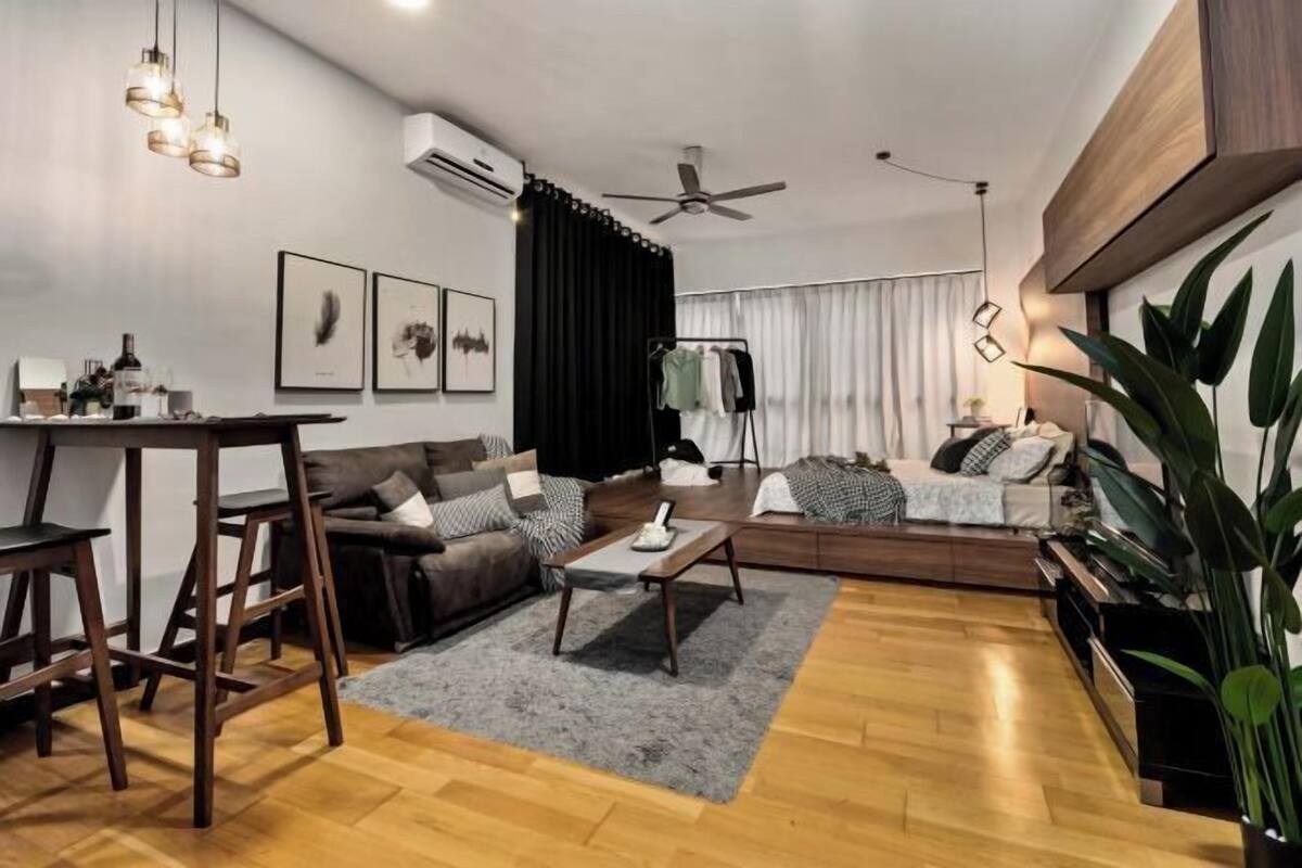 Ein modernes Wohnzimmer mit einer Couch, einem Couchtisch und einem Essbereich mit Stühlen.