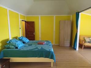 1 habitación, tabla de planchar con plancha, wifi gratis y ropa de cama