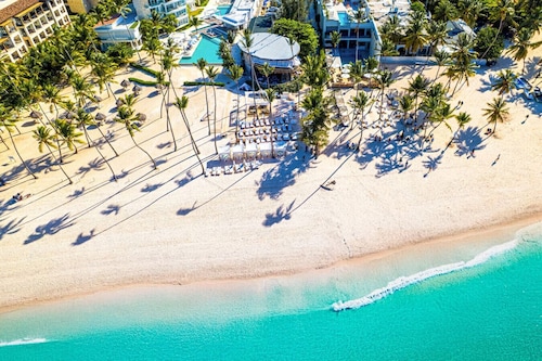 Stylish 2BR Cocotal Retreat with Golf Views, Pool, and Relaxing private Balcony