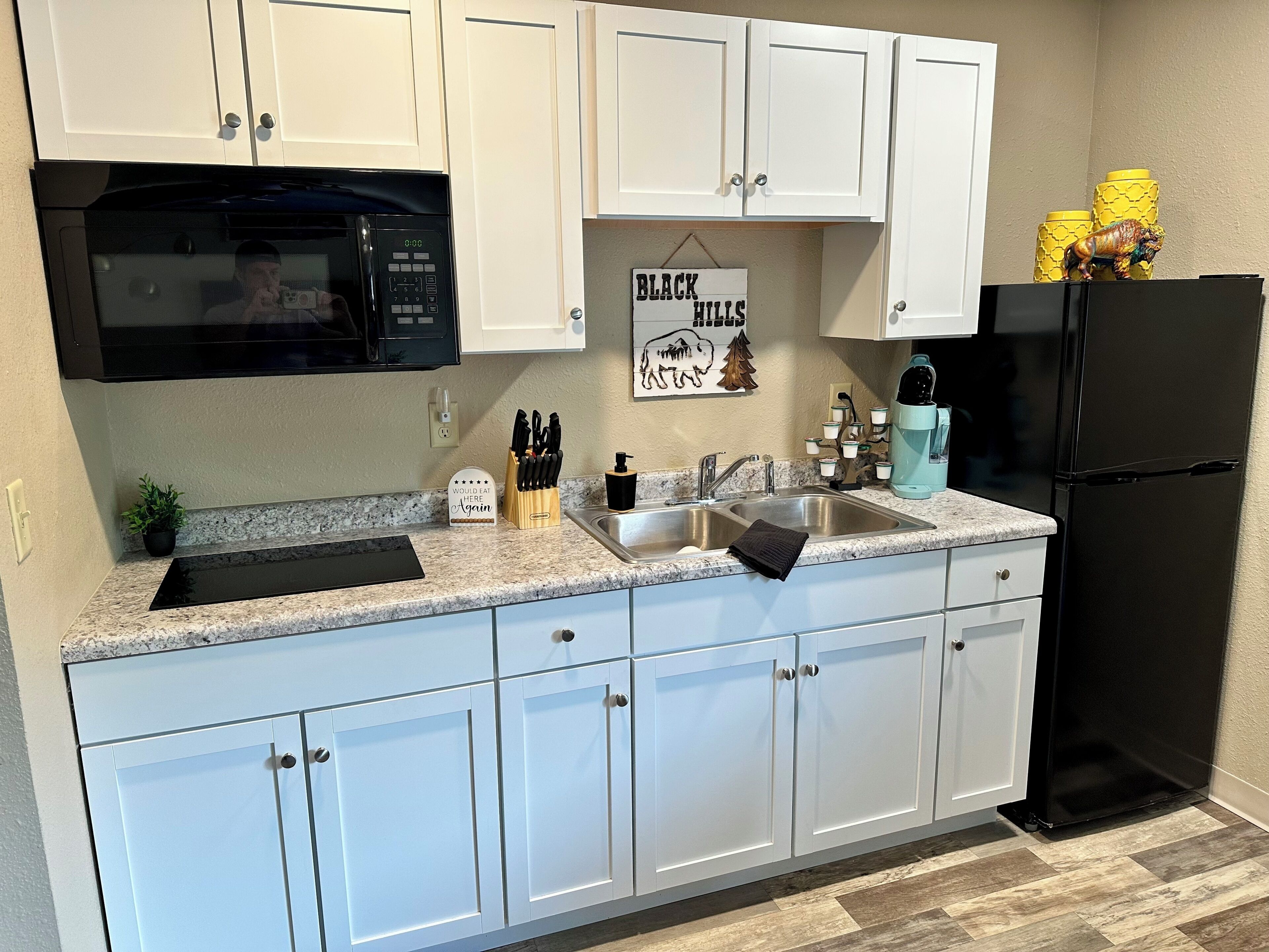 Coffee/tea maker, fridge, microwave, stovetop