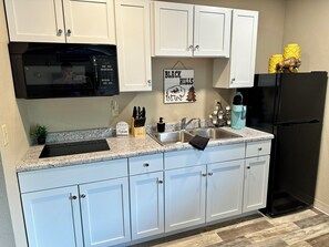 Coffee/tea maker, fridge, microwave, stovetop