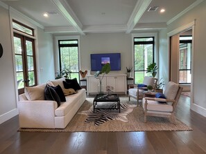 TV, fireplace - Luxury 3 bedroom house-25 mins from Austin-Bergstrom International Airport (Bastrop)