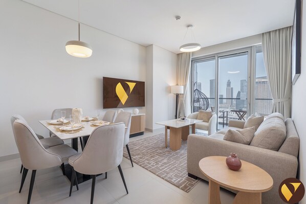 Appartement luxueux, balcon, vue sur la ville | Repas dans la chambre