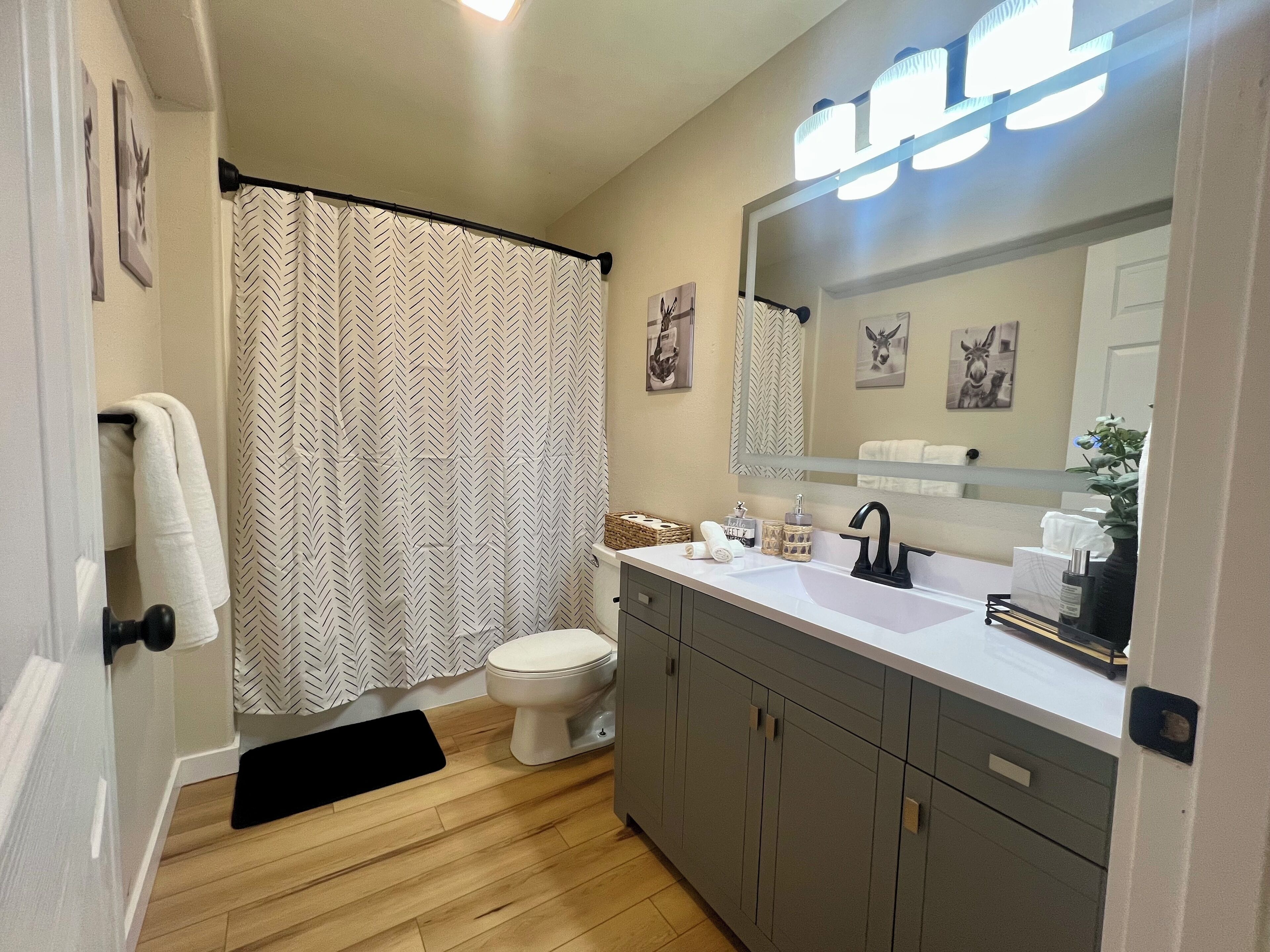 Een haardroger, handdoeken, zeep, toiletpapier