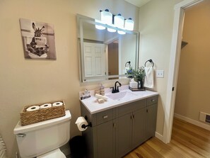 Secador de pelo, toallas, jabón y papel higiénico