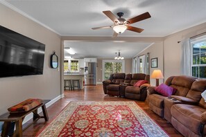 Een televisie en een kantoor