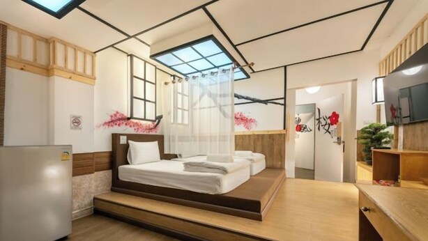 A modern hotel room with a bed, a desk, a TV, and a skylight. - Shibaroom Nakhonratchasima Central Korat (Nakhon Ratchasima)