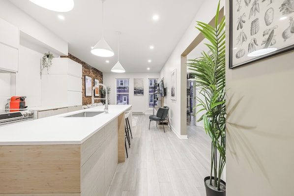 Microwave, oven, stovetop, dishwasher - URBAN OASIS 4 BEDROOMS UNIT IN QUIET NEIGHBORHOOD (Montréal)