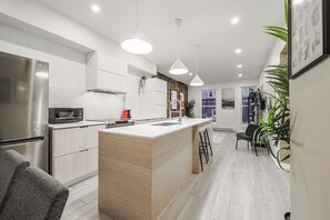 Four à micro-ondes, un four, surface de cuisson, lave-vaisselle