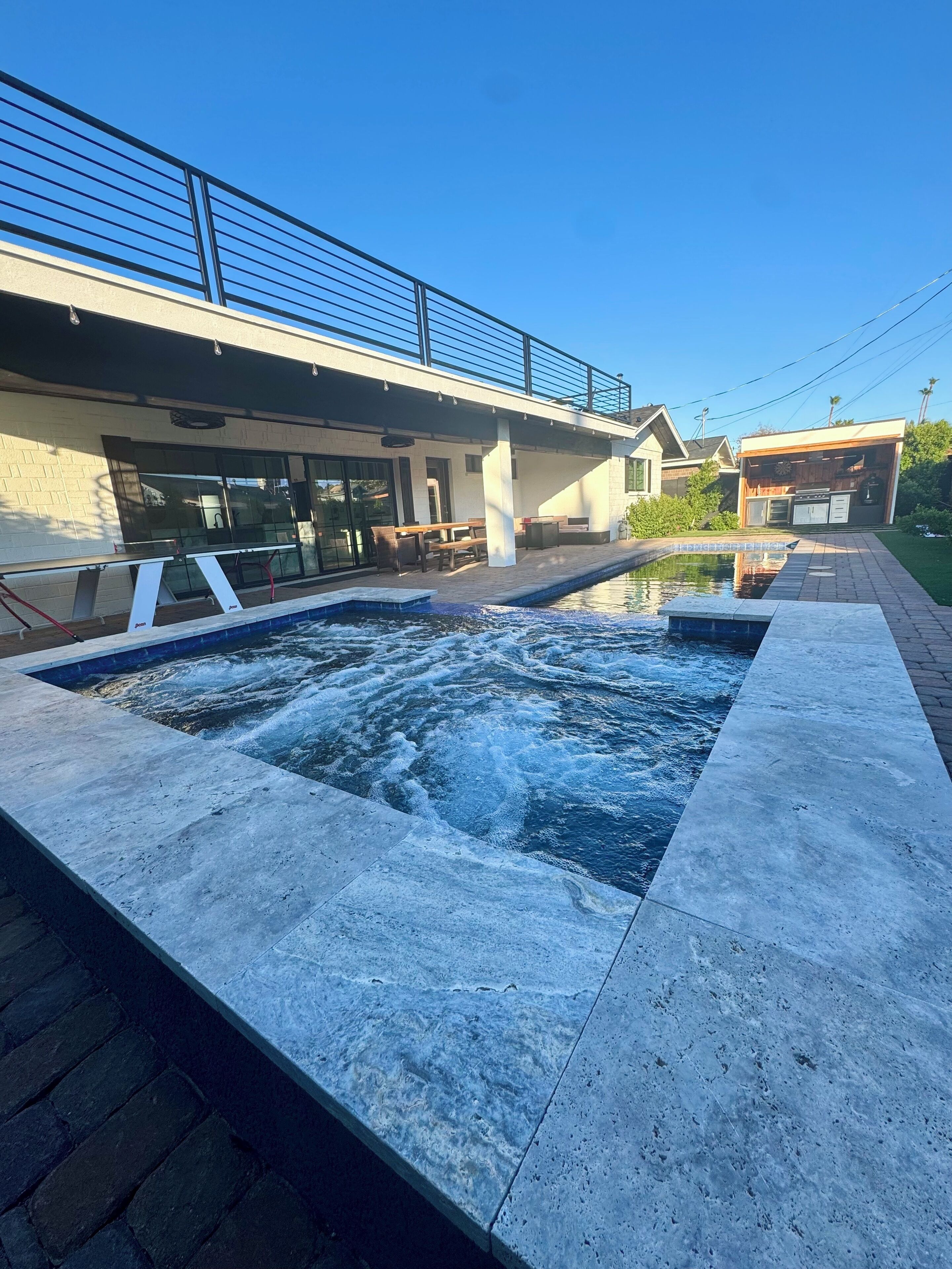 Una piscina al aire libre, una piscina climatizada