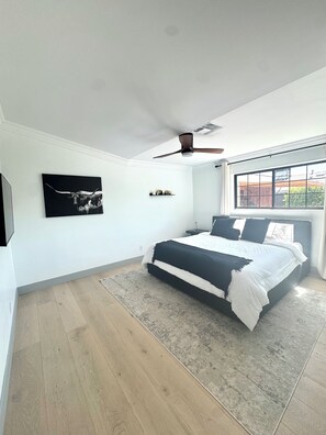 4 室のベッドルーム、デスク、アイロン / アイロン台、WiFi (無料)