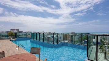 Apartamento básico | Piscina | Una piscina al aire libre