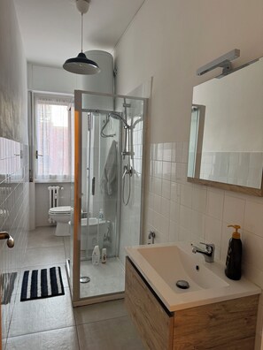 Dusche, Haartrockner, Bidet, Handtücher