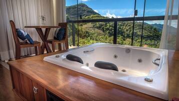 Chalé luxo, sacada, vista para a montanha | Escrivaninha, Wi-Fi de cortesia