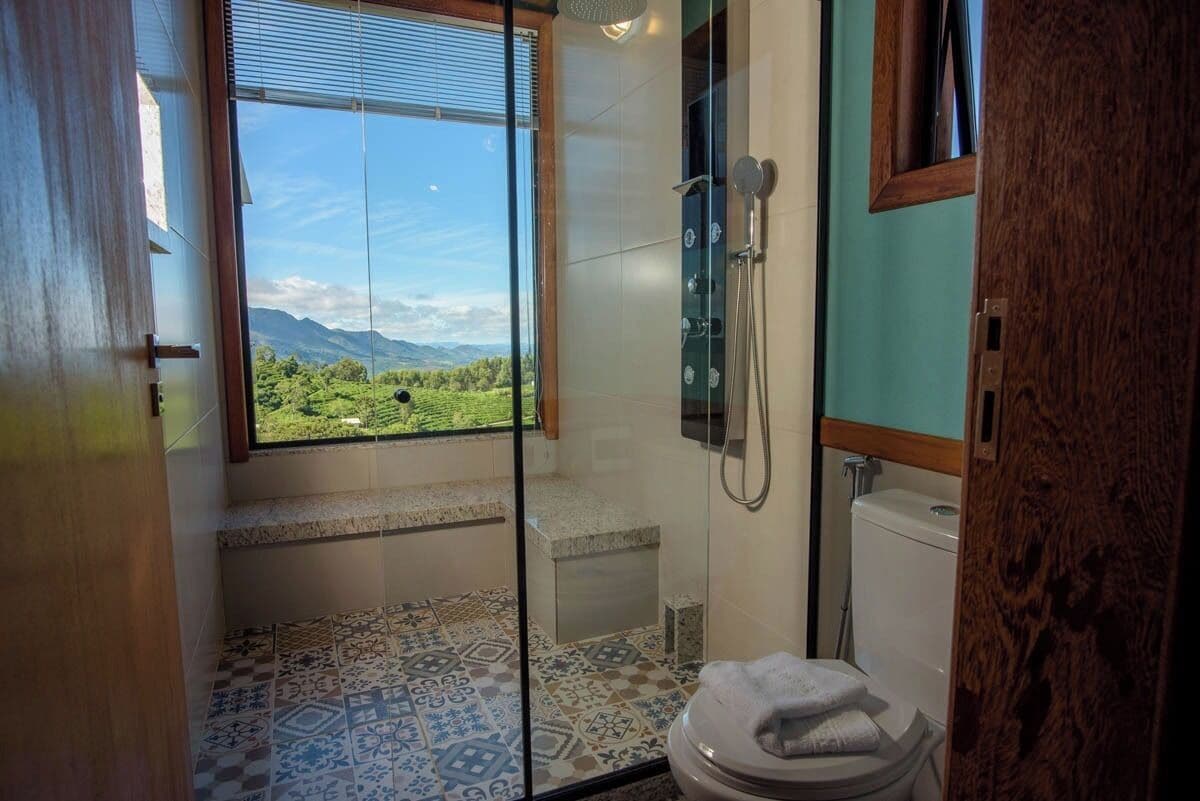 Chalé luxo, sacada, vista para a montanha | Banheiro | Banheira e chuveiro separados, produtos de toalete grátis