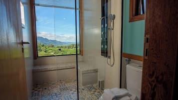 Chalé luxo, sacada, vista para a montanha | Banheiro | Banheira e chuveiro separados, produtos de toalete grátis