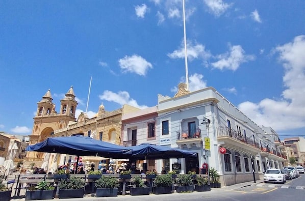 Vista frontal de la propiedad