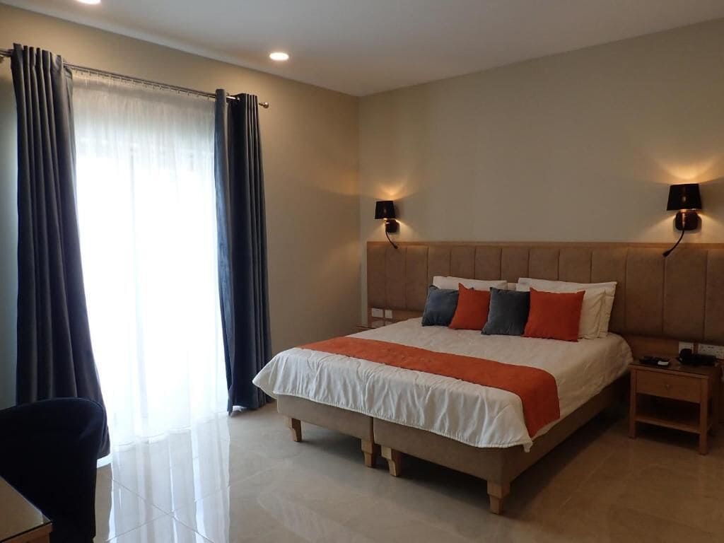 Fyrbäddsrum - balkong | Värdeförvaringsskåp på rummet, skrivbord och ljudisolering