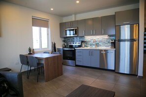 Réfrigérateur, four à micro-ondes, un four, surface de cuisson