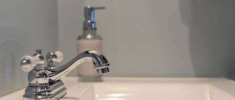 Secador de cabelo, toalhas de banho, sabonete, shampoo