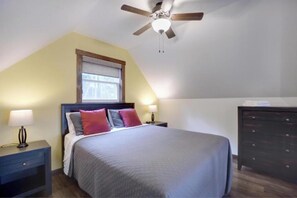 Tabla de planchar con plancha, wifi gratis y ropa de cama
