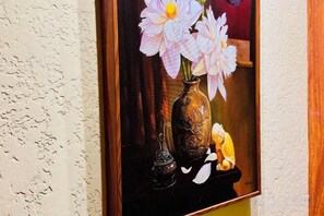 A window with a vase and flowers. - Soul History Hotel Phu Quoc (Phu Quoc Island)