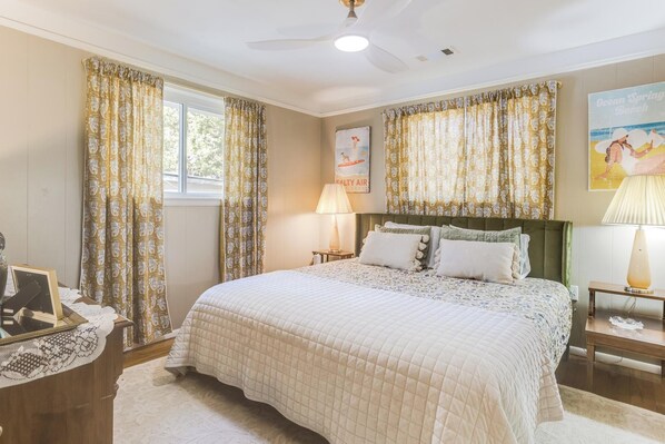 3 bedrooms, iron/ironing board, WiFi, bed sheets