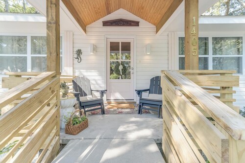 The Disco Mermaid Cottage, a short walk into downtown Ocean Springs. 