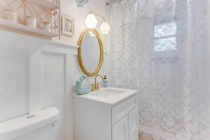 吹风机、毛巾、肥皂、卫生纸