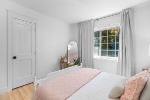 4 Schlafzimmer, Schreibtisch, Bügeleisen/Bügelbrett, Reisekinderbett