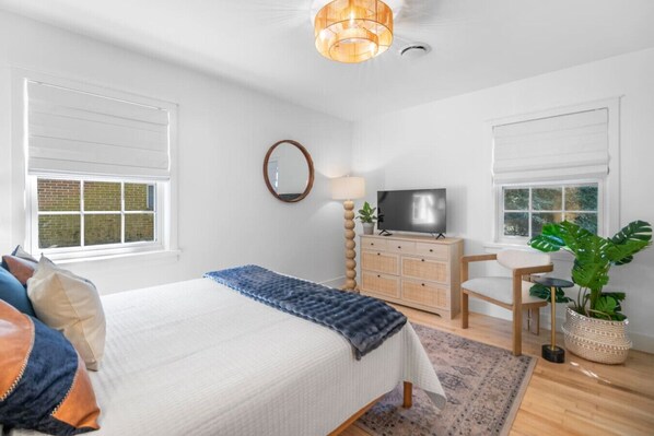 4 bedrooms, desk, iron/ironing board, travel cot