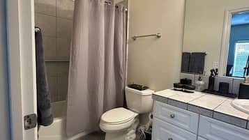 HÄrtork, handdukar, tvÄl och toalettpapper