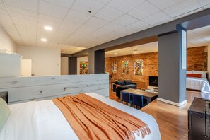 1 bedroom, iron/ironing board, WiFi, bed sheets - Downtown Luxe Loft Retreat (Montréal)