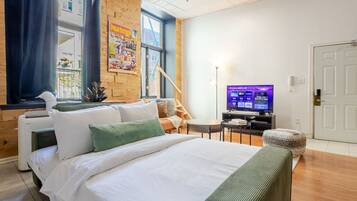 Tabla de planchar con plancha, wifi y ropa de cama