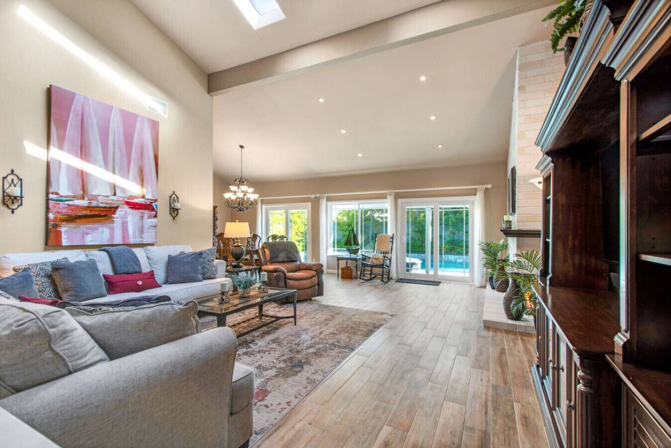 Televisión y chimenea 