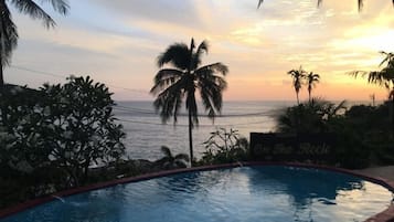 حمام سباحة خارجي