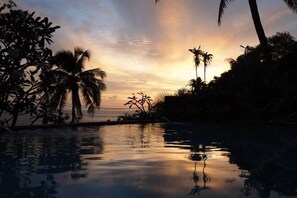 Hồ bơi ngoài trời