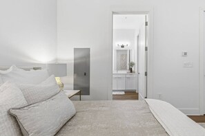 Iron/ironing board, WiFi, bed sheets - Downtown Loft Walkable Regions Field, Restaurants (Birmingham)