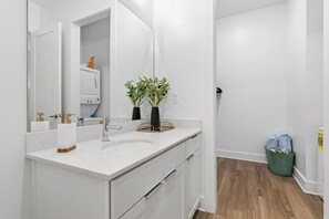 Shower, towels, toilet paper - Downtown Loft Walkable Regions Field, Restaurants (Birmingham)
