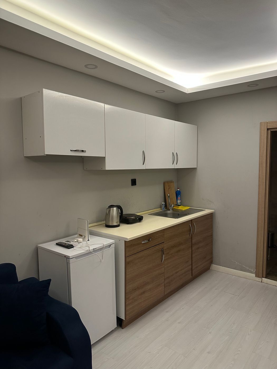 Deluxe Studio Suite, Balcony, City View | Private kitchen | Mini-fridge, stovetop, cookware/dishes/utensils