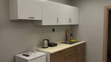 Deluxe Studio Suite, Balcony, City View | Private kitchen | Mini-fridge, stovetop, cookware/dishes/utensils